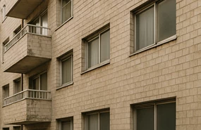 外壁タイルの“剥がれ”が命に関わる？見落とされがちな落下事故のリスクと、私たちができる対策
